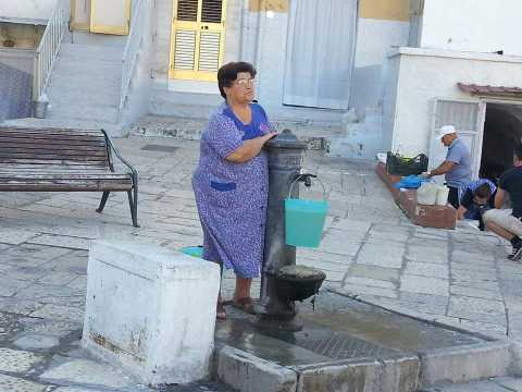 Le ''cape de fiirre'': quando l'acqua a Bari si prendeva per strada
