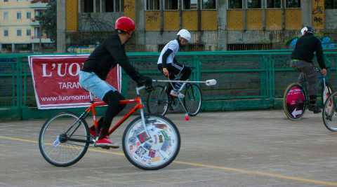 Il Bike Polo, sulle bici cercando di ''segnare'': a Corato c'è una squadra