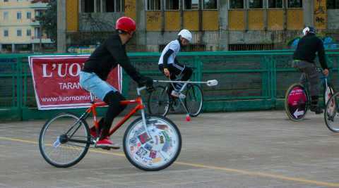Il Bike Polo, sulle bici cercando di ''segnare'': a Corato c' una squadra