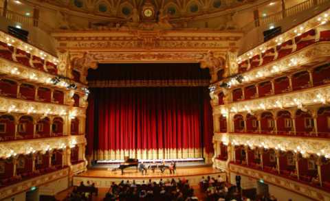 Bari, il Petruzzelli apre le porte ai visitatori: ogni weekend tour alla scoperta del teatro