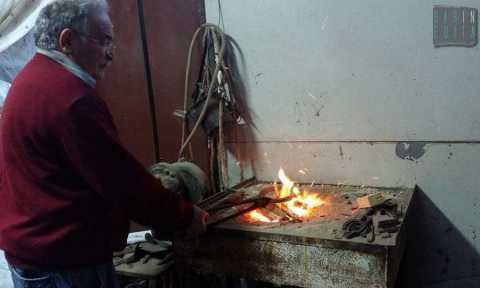 Bari, l'antico mestiere del maniscalco: Forgiamo i ferri dei cavalli da generazioni