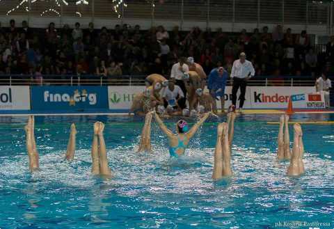 Il nuoto sincronizzato, piccole ninfe che danzano e volteggiano nell'acqua