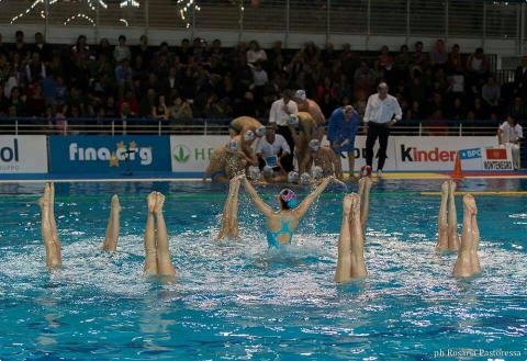 Il nuoto sincronizzato, piccole ninfe che danzano e volteggiano nell'acqua