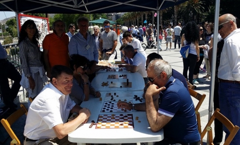 Il gioco della dama, sorella minore degli scacchi: «A Bari solo un circolo»