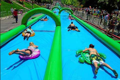 Monopoli, ''Slide in the city'': il lungo scivolo gonfiabile arriva in via San Marco