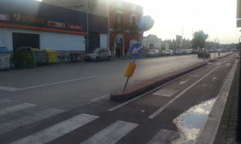 Corso Mazzini: disastro ciclopista. Strada ristretta, auto contro i segnali