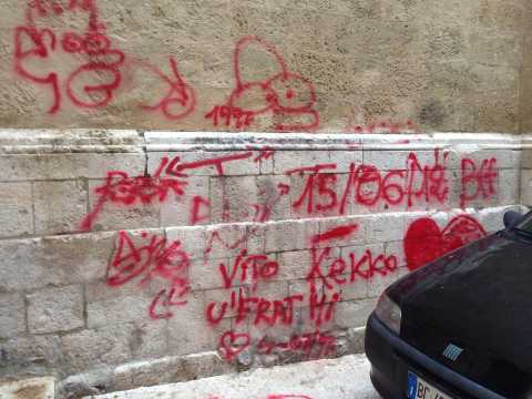 Bari Vecchia, tutti i monumenti marchiati dai vandali: foto