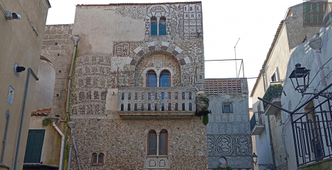 A Irsina c'� la "Casa di conchiglie", decorata da un solo uomo con 50mila gusci di molluschi