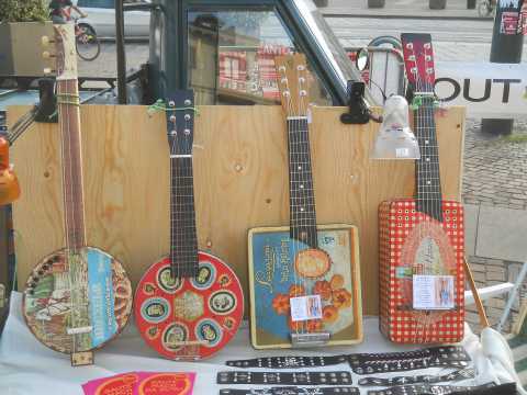 Chitarre e bassi fatti con scatole di biscotti: l'arte di Roberto Matteacci
