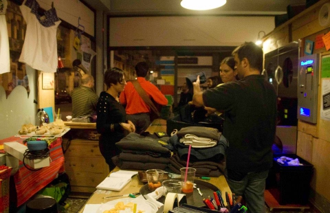 Il mondo delle lavanderie a gettoni, popolato da immigrati e fuorisede