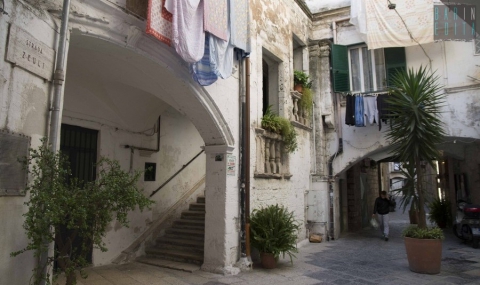 Bari Vecchia, in giro per le pittoresche corti: antenate dei moderni condom�ni