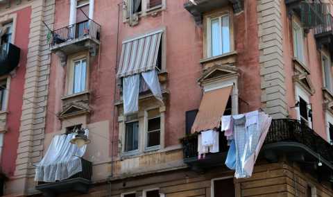 Bari: tra liberty, panni stesi e negozi chiusi, viaggio nell'antico rione Libert