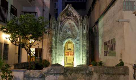 Taranto, San Francesco: chiesa neogotica nascosta nel cortile di un condominio