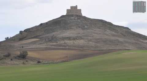 L'isolato e muto castello di Monteserico, che domina da secoli la valle del Bradano