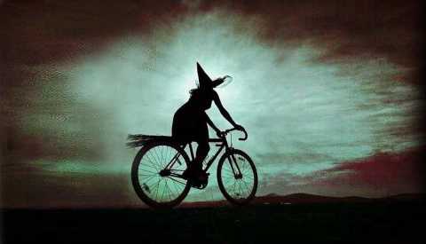 Bari, La befana in bici: pedalata per le vie della citt 