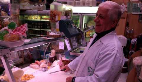 Bari Vecchia, la storia di Nino e dei suoi panini ''fantasia'': «Altro che fast food»
