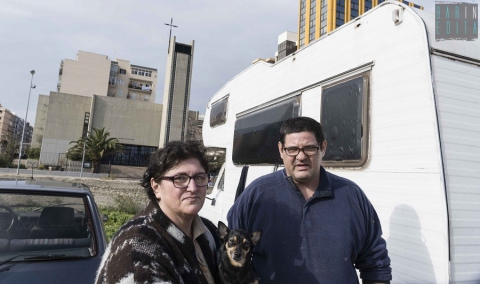 Di fronte a Pane e Pomodoro c'� un camper: ci vive una coppia di baresi, da 2 anni