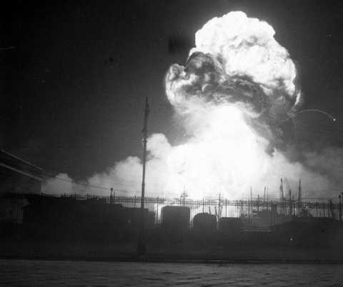 Bari bombardata: dopo pi di 70 anni pubblicate le incredibili foto dell'attacco al porto