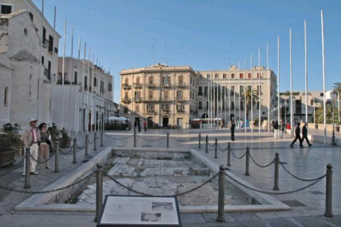 I turisti si lamentano: a Bari nessun cartello segnaletico per i monumenti