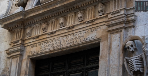 Scheletri, teschi e reliquie: è la lugubre ma affascinante chiesa del Purgatorio di Bitonto