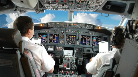Pilotare un aereo? «Servono 120mila euro, senza garanzie d'assunzione»
