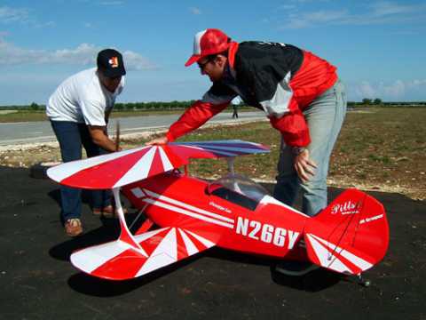 Volteggi, gare di velocit e precisione:  il mondo dell'aeromodellismo