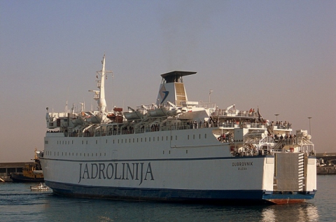 Il comandante di una nave? E' pure prete, sindaco e poliziotto