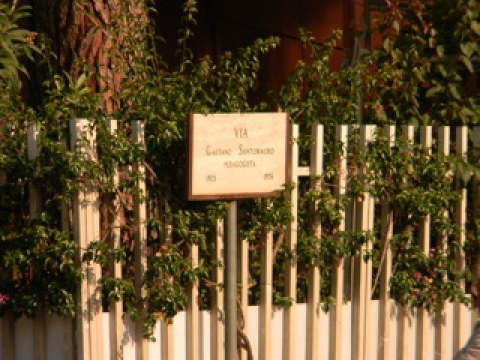 Via Santomauro, strada ''fantasma'' contesa tra Comune e privati