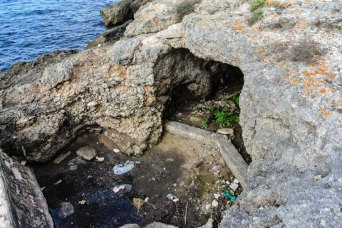 Grotte ed ipogei (tra i rifiuti): Torre a Mare culla di un'antica civilt�