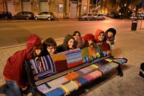 Guerrilla Knitting: di notte per rivestire i monumenti con l'uncinetto