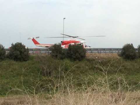 Bari, grave incidente: sulla 16 bis atterra un elicottero. Foto
