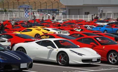 Bari, oltre 100 Ferrari in esposizione sul Lungomare Imperatore Augusto