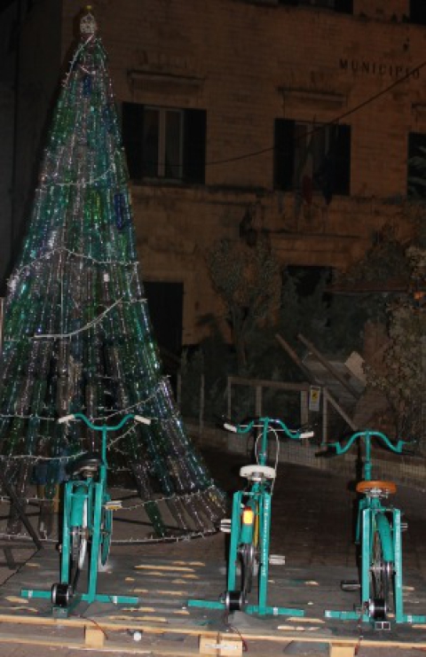 Ruvo di Puglia, in piazza un albero di Natale che si illumina pedalando