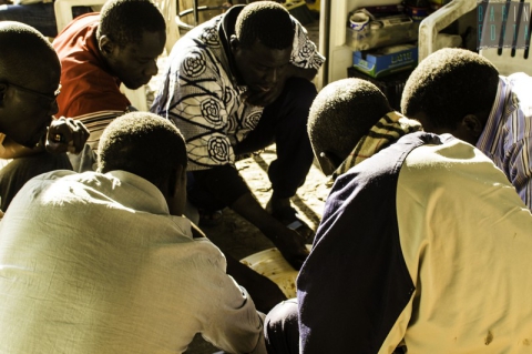 Bari, terra di ghetti e caporali: «Sfruttamento nei mercati di ciliegie, mucche e uva»