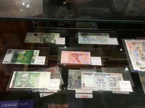 Filatelia e numismatica, antica passione: Ma a Bari non c' cultura