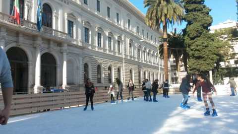 Le pattinatrici di piazza Umberto: Molestate e inseguite. E' troppo