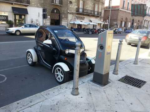 Bari, flop dell'auto elettrica: 25 colonnine per la ricarica inutilizzate