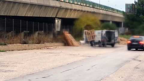 Japigia, colti sul fatto: ecco chi butta i rifiuti sotto il ponte. Video