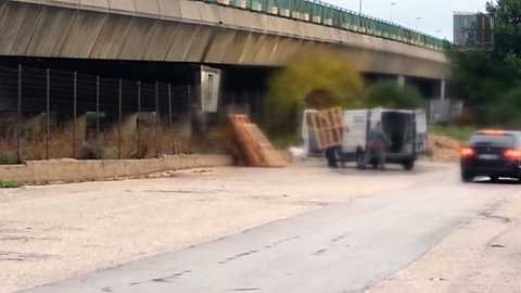 Japigia, rifiuti sotto il ponte. La Renauto: Rammarico e condanna