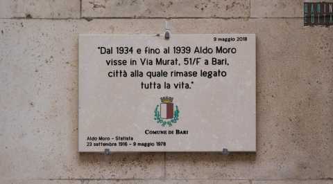 Bari, Aldo Moro non visse l: la targa in onore del politico messa nel posto sbagliato