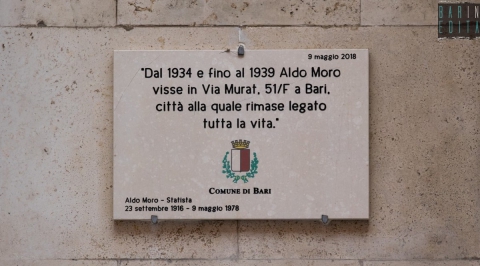 Bari, �Aldo Moro non visse l�: la targa in onore del politico messa nel posto sbagliato