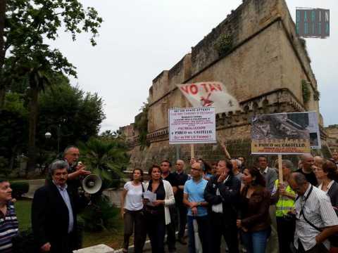 In 1200 firmano contro l'ecomostro del porto: Ma i lavori andranno avanti