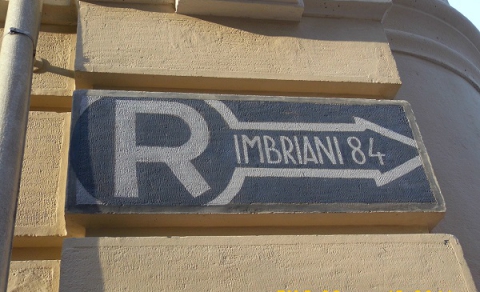 Frecce, lettere e sirene: i segni e la mappa dei rifugi antiaerei di Bari