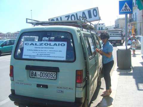 Mestieri anti crisi: una coppia di Bitonto si inventa il ''calzolaio itinerante''