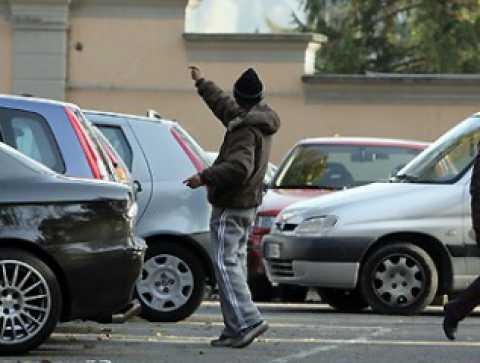 Parcheggiatori abusivi, dietro c' la malavita: Tutti i soldi a un capo 