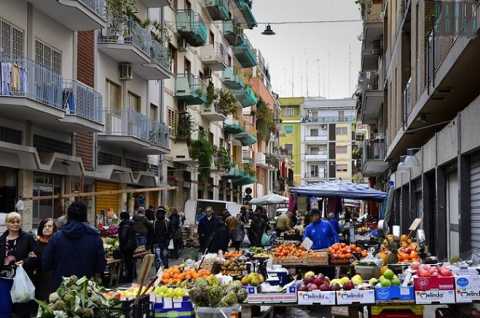 Bari, la vecchia San Pasquale: tra strette strade, palazzi colorati e cinema abbandonati