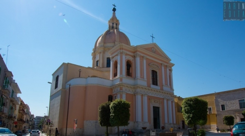 A Giovinazzo c'� una "piccola San Pietro": il cupolone rosa di Sant'Agostino 