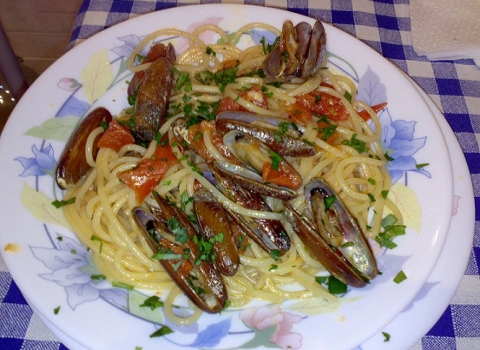 I datteri di mare: «Vietati sì, ma basta "conoscere" per comprarli a 50 euro al chilo»