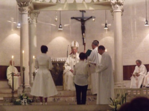 Abito e fede nuziale: due vergini si sposano. Con Ges�