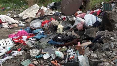Campo rom del canalone, dopo lo sgombero i rifiuti sono ancora lì: video